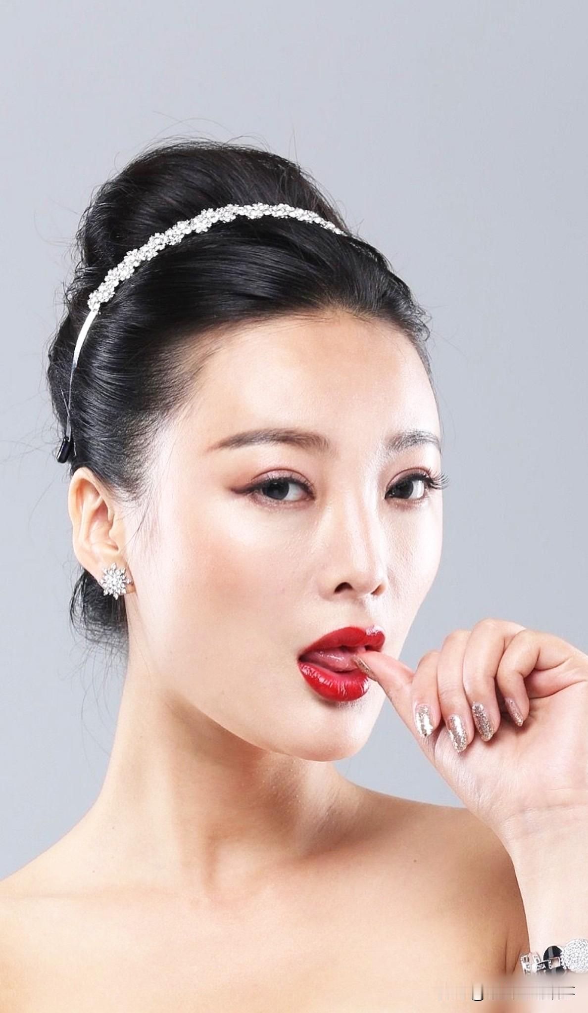 近日，演员王李丹妮一组质感写真曝光，一袭黑色蕾丝抹胸短裙优雅出镜，完美诠释成熟明