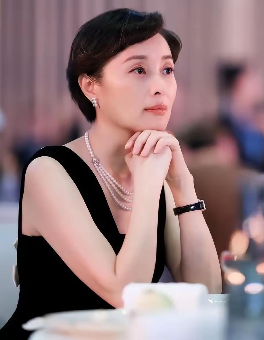 吴越在采访里提到父亲问她：“你会送我去养老院吗？”她愣了几秒，蹲下来握住父亲的