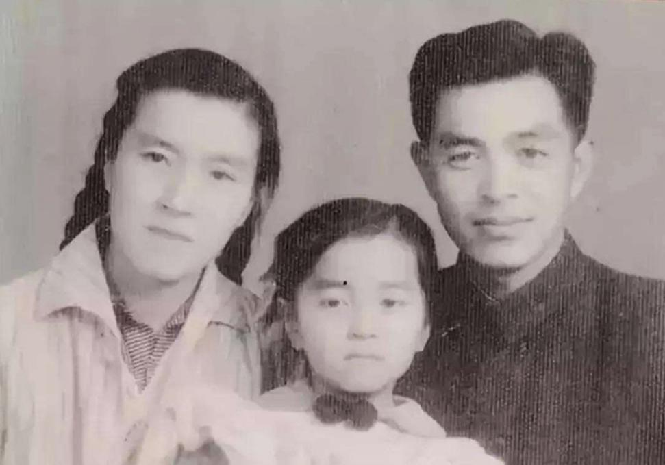 1995年，褚时健的掌上明珠褚映群被洛阳警方带走，4个月后，褚映群在狱中自杀身亡