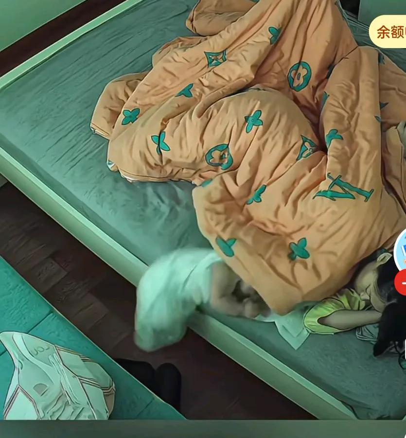 宝睡在妈妈身边，被被子捂住脸，挣扎时不慎从床上摔下，摔倒在地，孩子哇哇大哭，妈妈