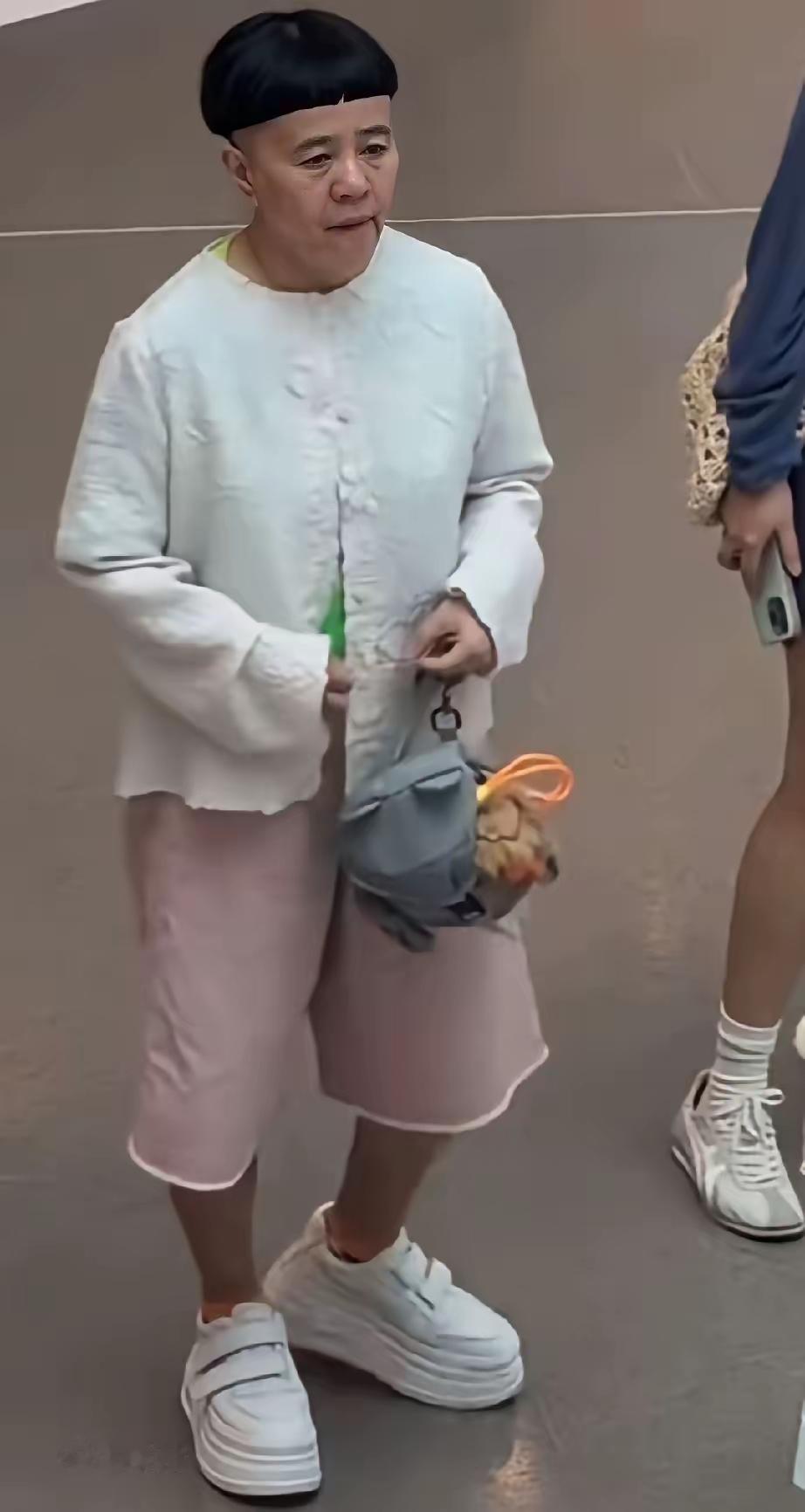 真是令人没想到，金龟子原来真是离不开她的这个“锅盖头”呀！要说她以前是为了当