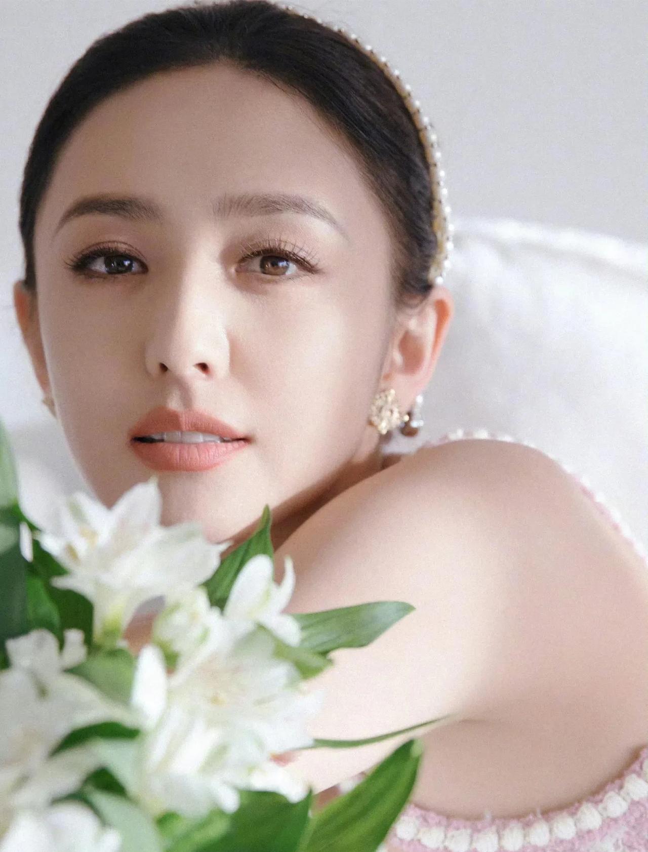 佟丽娅身着一袭柔美吊带长裙，完美诠释了温婉与知性并存的东方韵味。修身剪裁巧妙勾