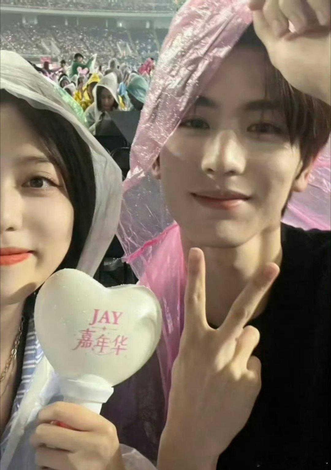 张凌赫把偶遇都拍成了情侣照，此男好强的cp感，怎么跟谁都配啊，能不能让我谈一个这