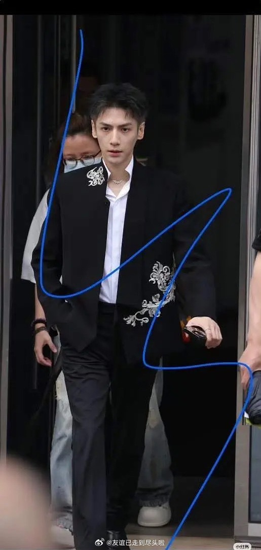🥭招商大会，同一代拍镜头下的罗云熙、宋威龙、毕雯珺非常生的路透，光线脸部线条都