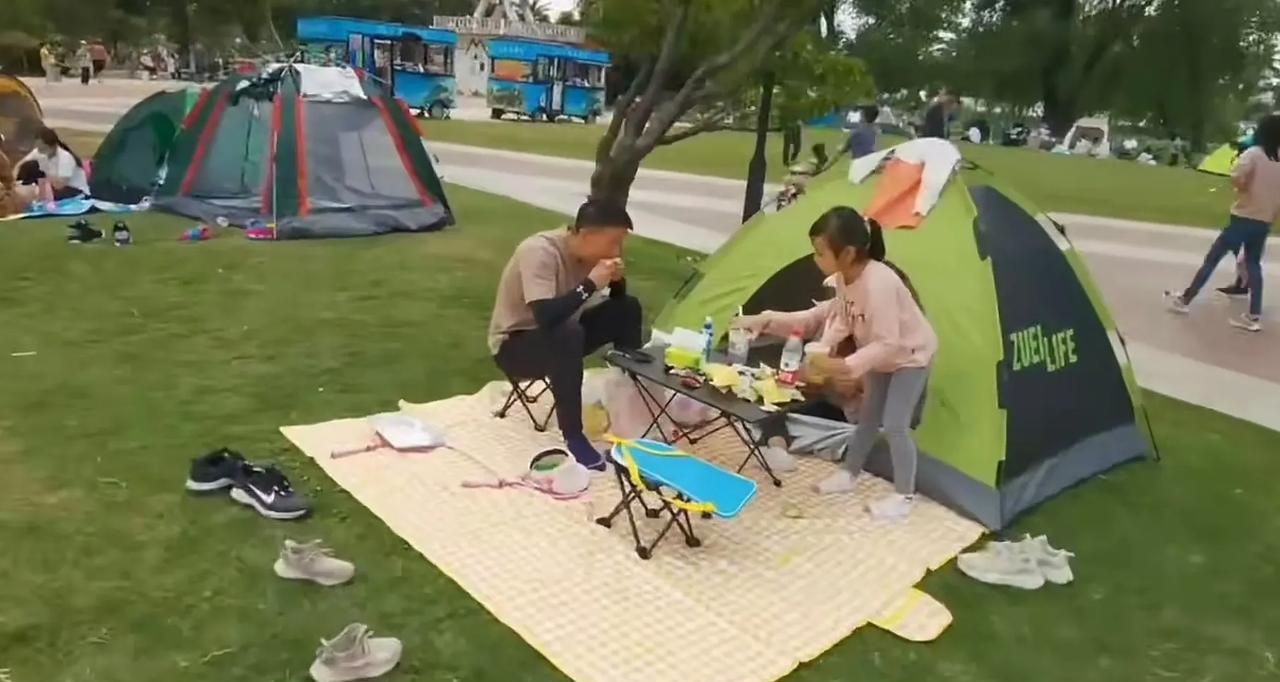 其实旅行也没有必要住酒店，我看帐篷就很好，最近国庆期间武汉街头出现大量年轻人在路