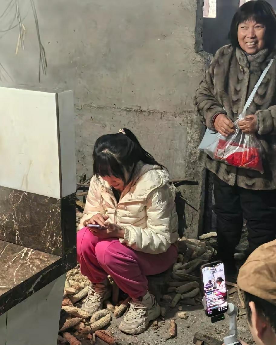 杀猪宴火了后，隔壁婶子来唠嗑，说呆呆这丫头，前儿还愁爸妈骂，今儿倒成了全村的焦点