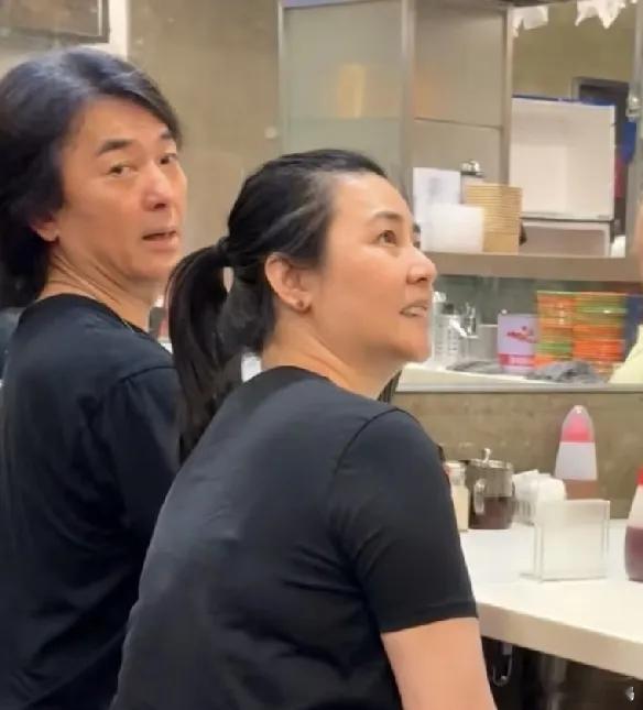 郑伊健与蒙嘉慧在香港街边小店用餐，蒙嘉慧简直不修边幅，与年轻时状态反差极大，让人
