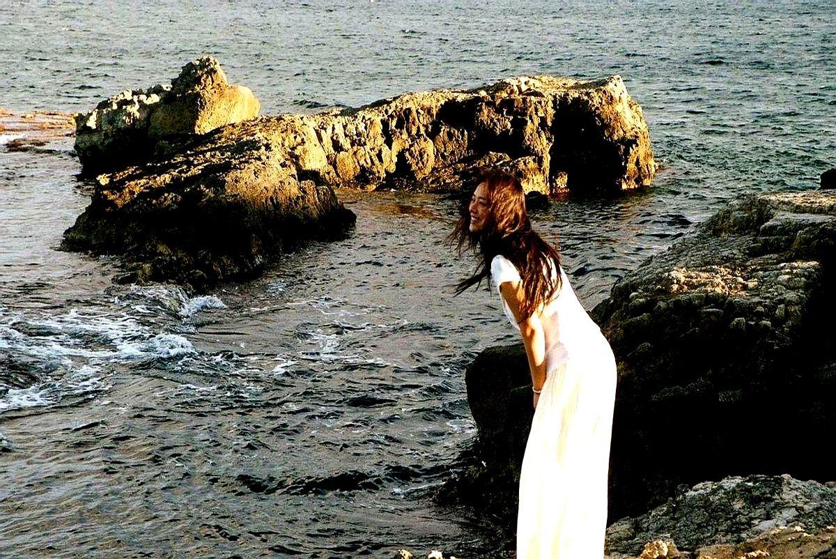 马思纯那张黑白照，看懂的都是过来人。抽掉颜色后，那张照片真的不一样。她就那么