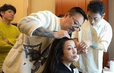 刘晓庆的化妆师还是很厉害的，一个大妈，都能变少女
