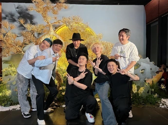 从模糊合影引发全网"寻人"，到高清合照温暖释出，陈赫与鹿晗的互动展现真挚兄弟情。