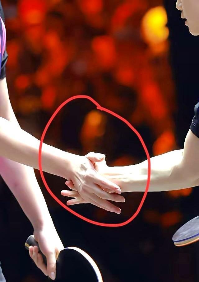 孙颖莎和王楚钦,俩人不说话,一拍手就知道要干嘛。两年三百多次击掌,不是打招呼,