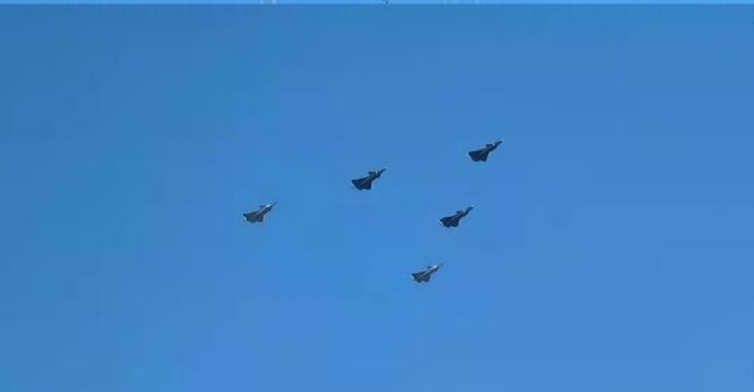 震撼！歼-20S领衔无人空战编队首度曝光，中国空军开启'暗夜王者'新时代！