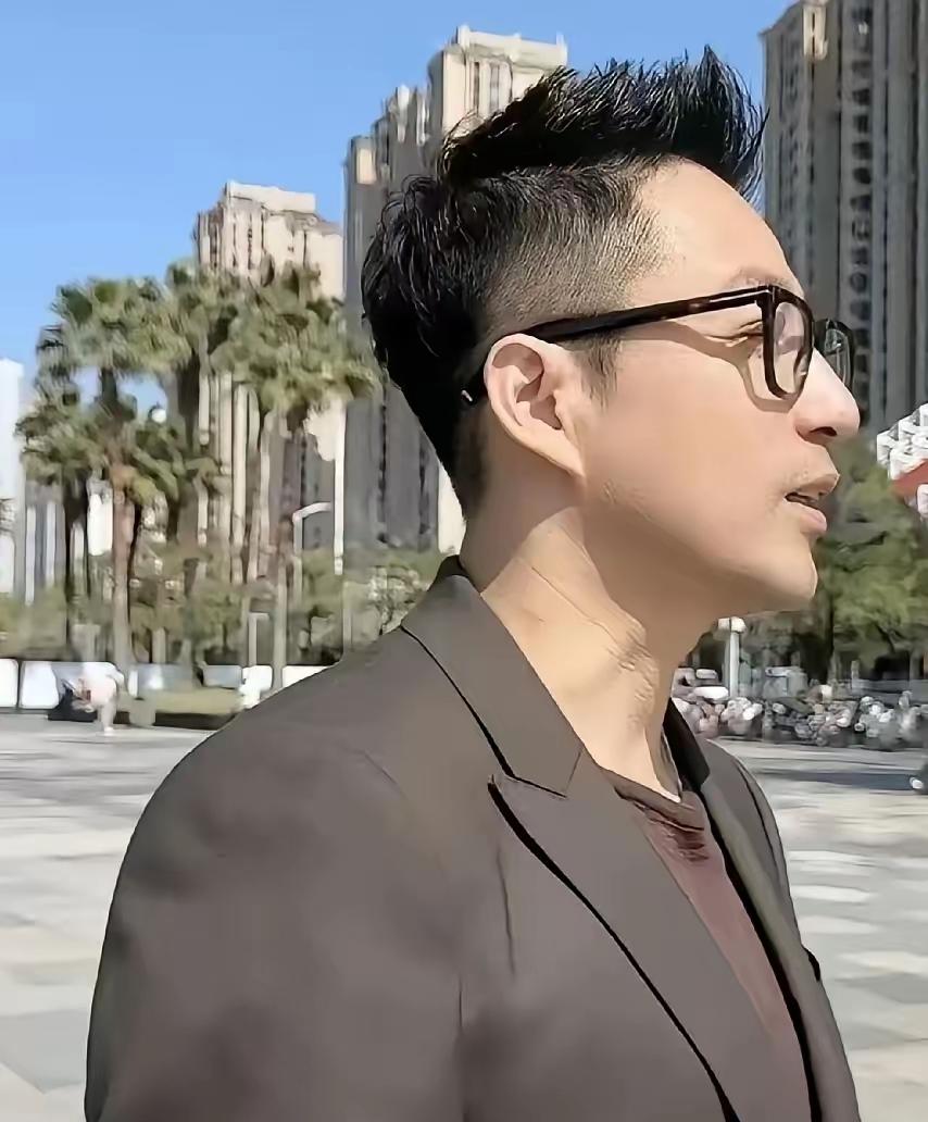 小汪总又将启程奔赴湾湾，去照顾自己妻儿，频繁跨城奔波终究疲惫，与其两地拉扯、耗费