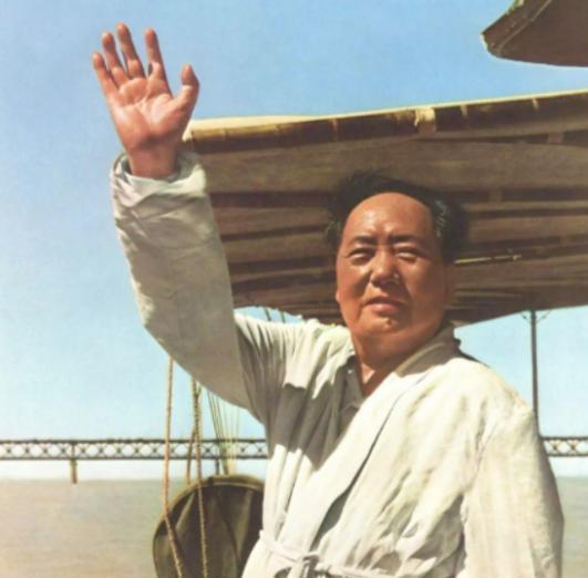 毛主席在一次游泳过后不慎患上重感冒，经介绍求助一位老中医，但那位中医却说：“必须