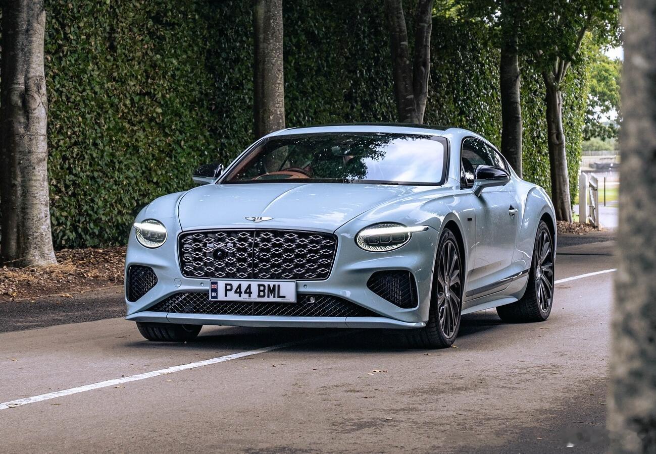 跑车跟“实用”确实搭不上什么关系，坐姿太低、底盘太硬、隔音太差、装载能力太一般…