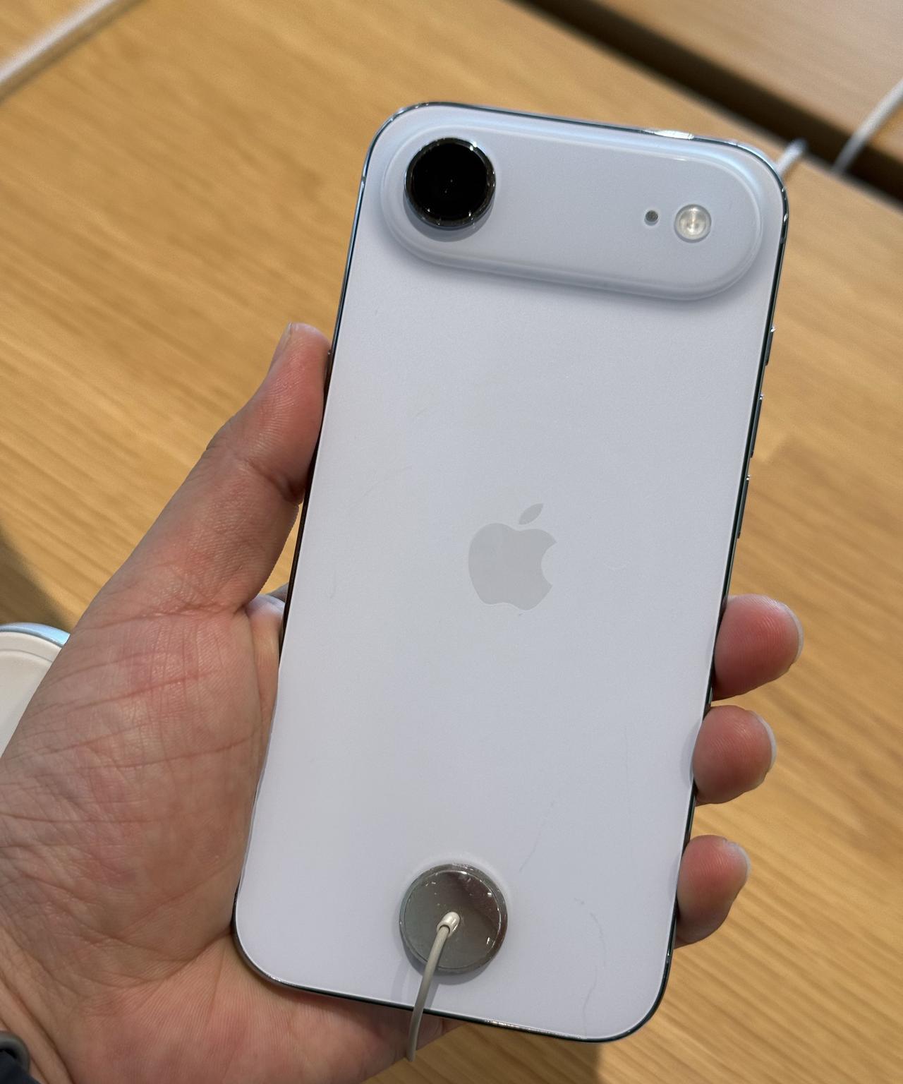 在曼谷看到了iPhoneAir真机，是真轻薄啊！黑色的看起来比较炫酷一点，其