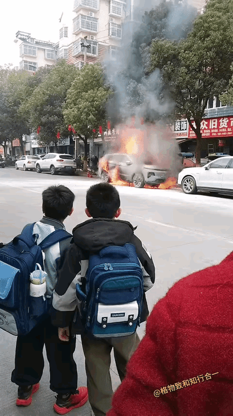 同学甲：车着火了，咱俩要不要去救火啊？同学乙：别去。你要是去了，人家还说你放的