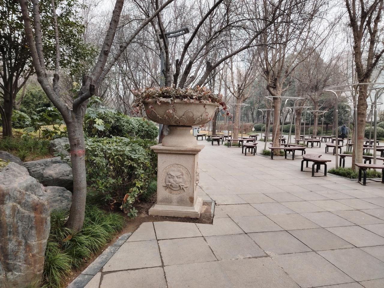 教师的天职是教书，不要做当官的梦。有些人可能不知道教育系统给的所谓“官”就是干