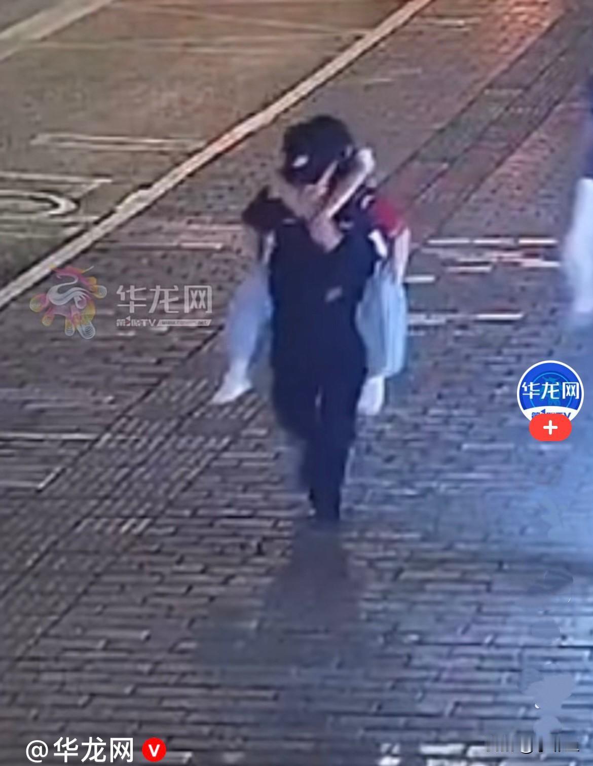 近日晚上9点多，重庆渝中区民警冉启兵带队队员包裹正在重医附属儿童医院周边常态化夜