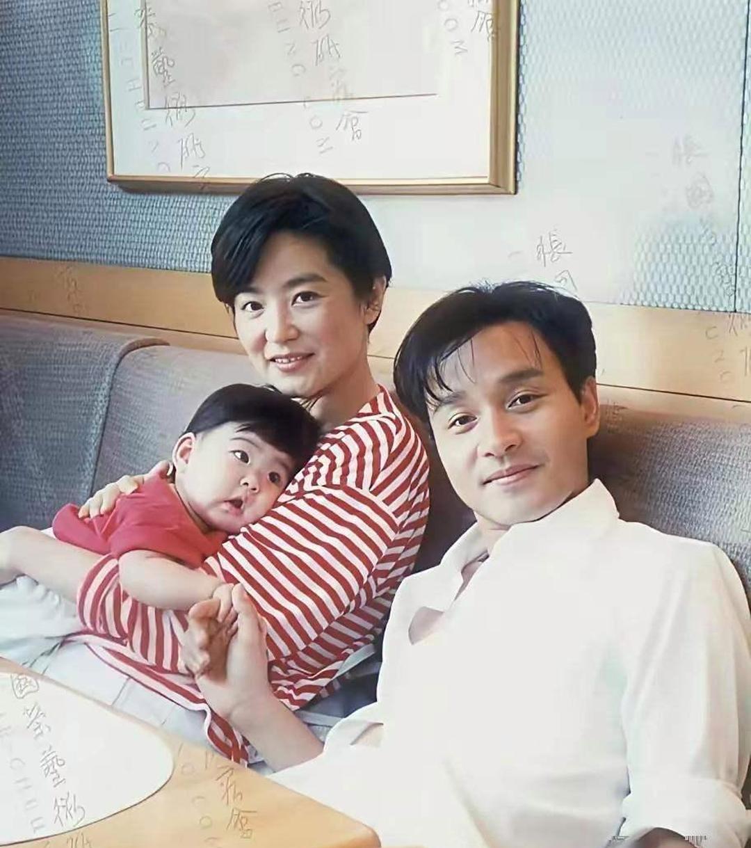 1996年，林青霞刚生完大女儿邢爱林三个月，产后剪了利落短发，素面朝天，抱着娃在
