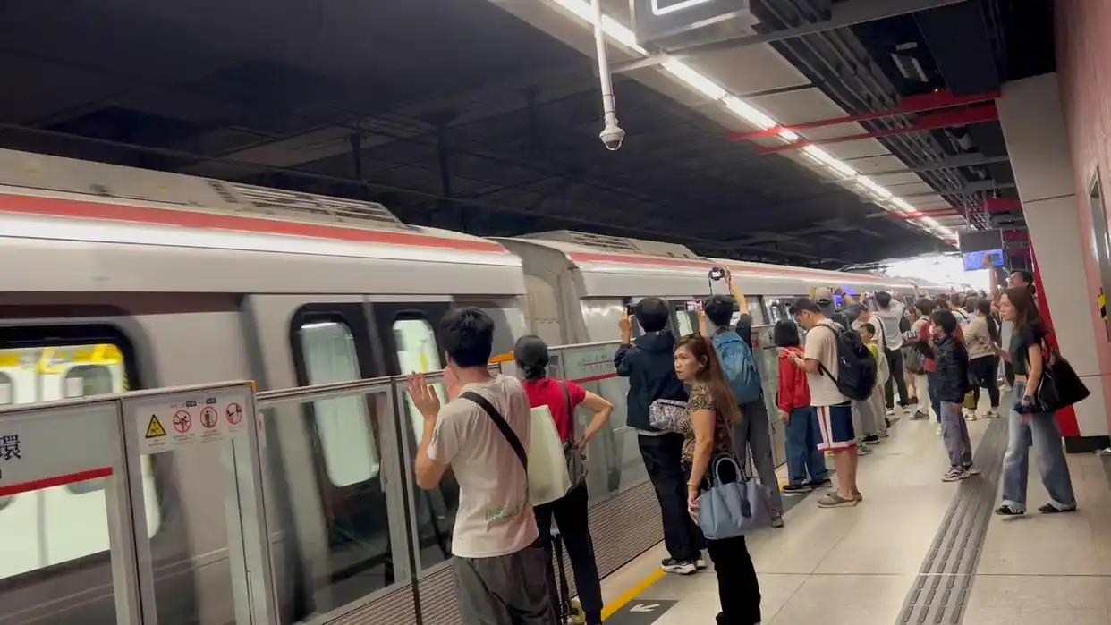 香港的地铁列车也开始使用国产的列车了，而且香港一些年轻人表示相当兴奋！除