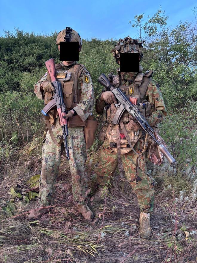 日本自卫队的迷彩服出现在俄乌前线其实也很好识别，日本自卫队的制式步枪不是AK
