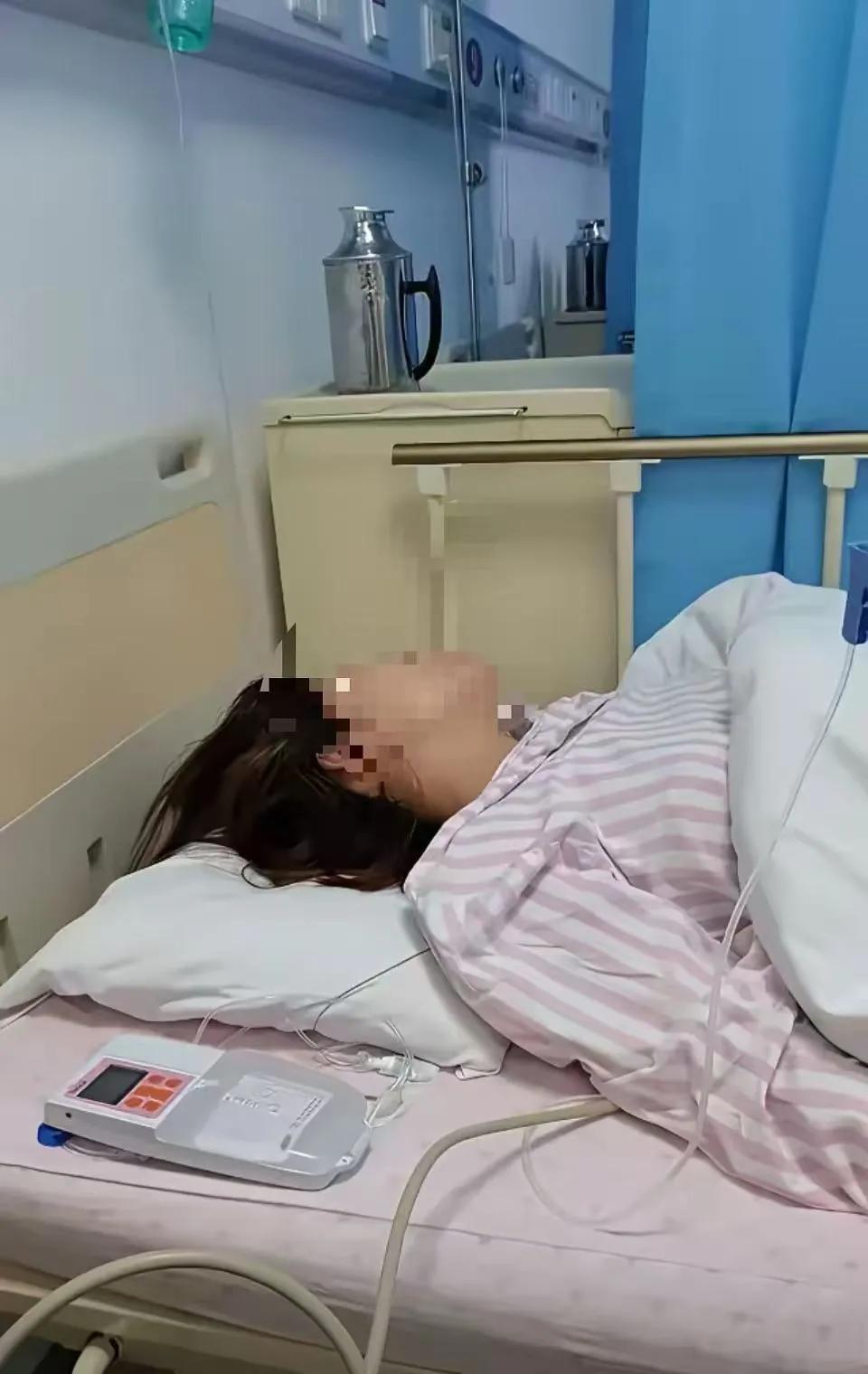医院窗口明明要交8万元手术费，丈夫一刷卡却发现，夫妻俩攒了十几年的40多万没了，
