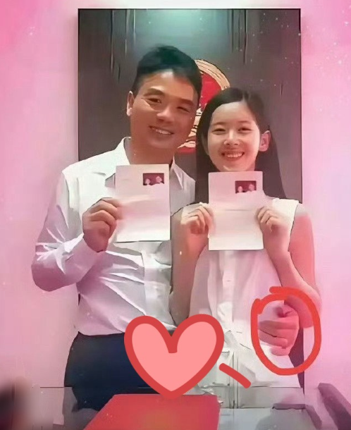 这是刘强东和章泽天领完结婚证后的合照，那年刘强东41岁，章泽天还差一个月22岁，
