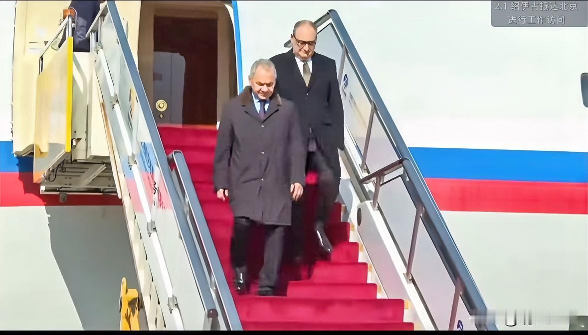 中东那把火烧得正旺，俄总统反手把绍伊古派到了北京。这一步棋，甚至比战场上的调