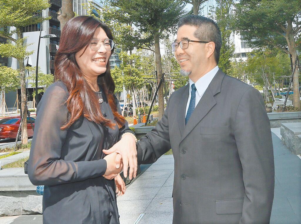 国民党正在与大陆洽商国共两党交流，此时却有绿媒再爆“条件说”，指大陆施压国民党继