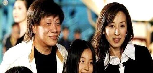 1979年，梁小龙的妻子黎爱莲在自己家楼下散步，被一陌生男子拿硫酸泼了脸，之后便