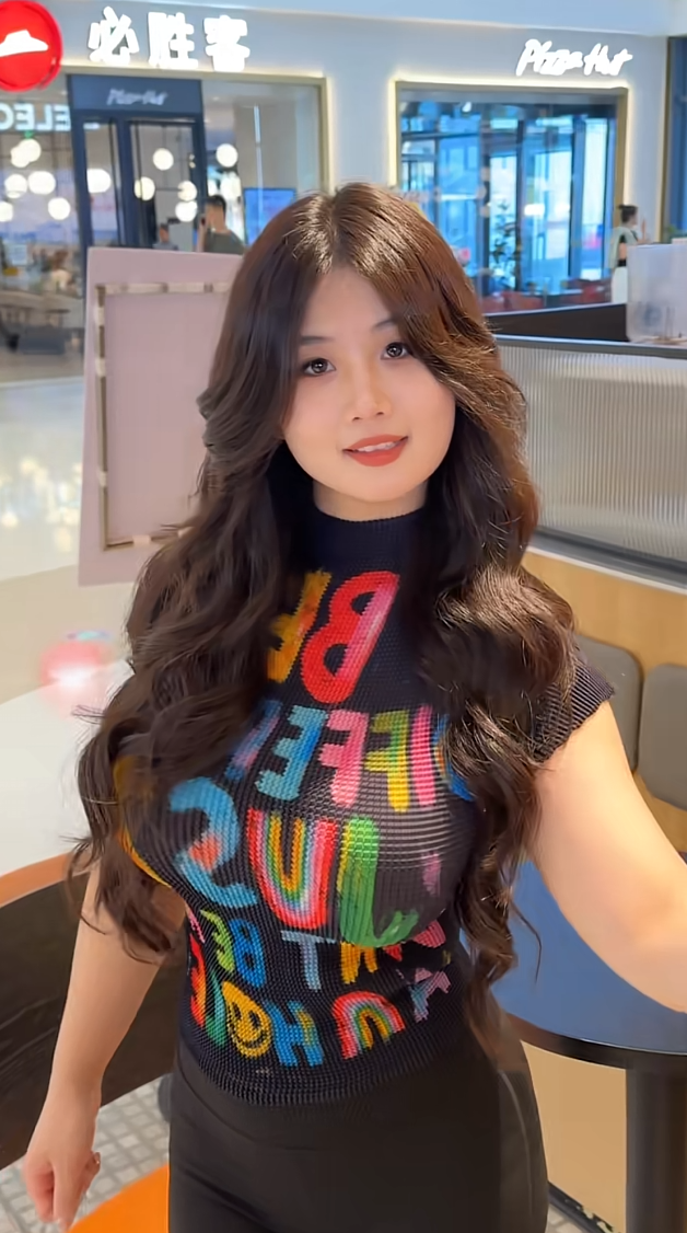 和女朋友出来玩看得出来她很开心