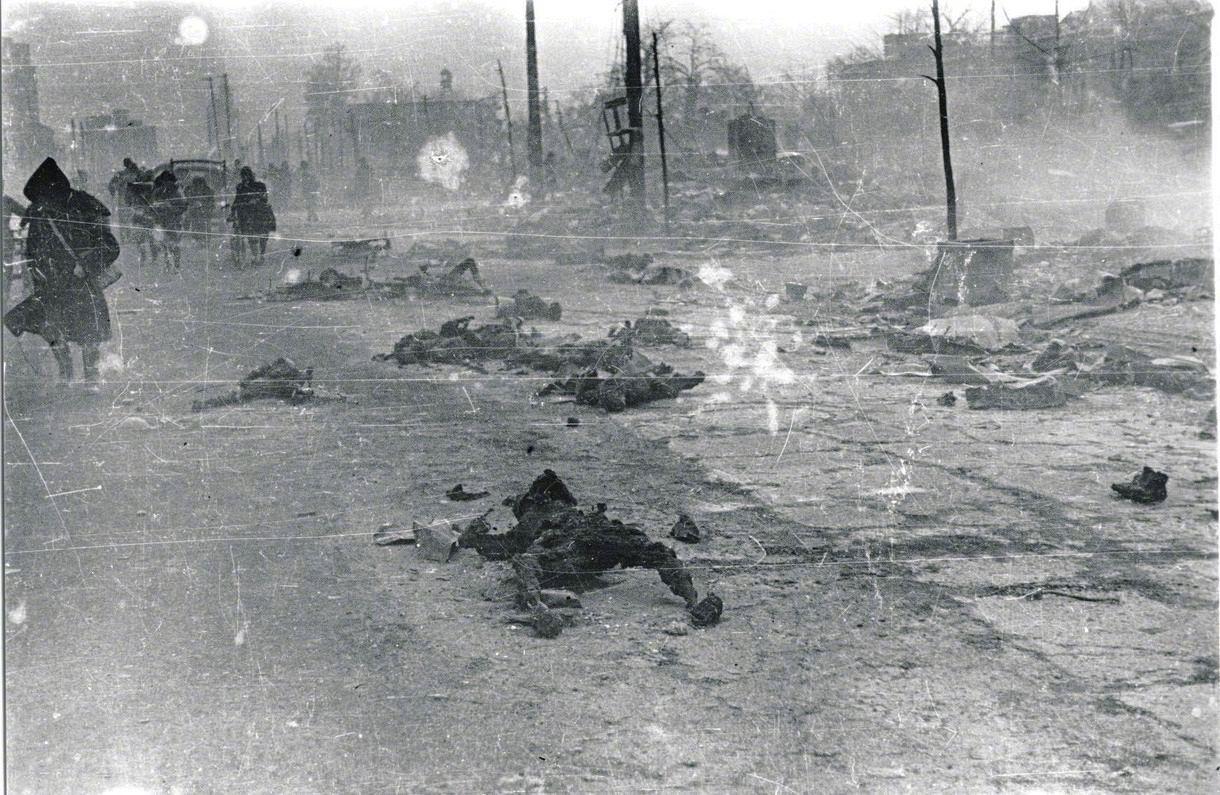 这张黑白照片记录了1945年3月10日东京大轰炸后的惨烈景象，是二战中最具破坏力