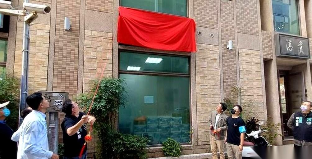 红布拉不开的那几秒，我估计是他人生中最漫长的几秒。底下全是镜头，咔咔咔，就等着