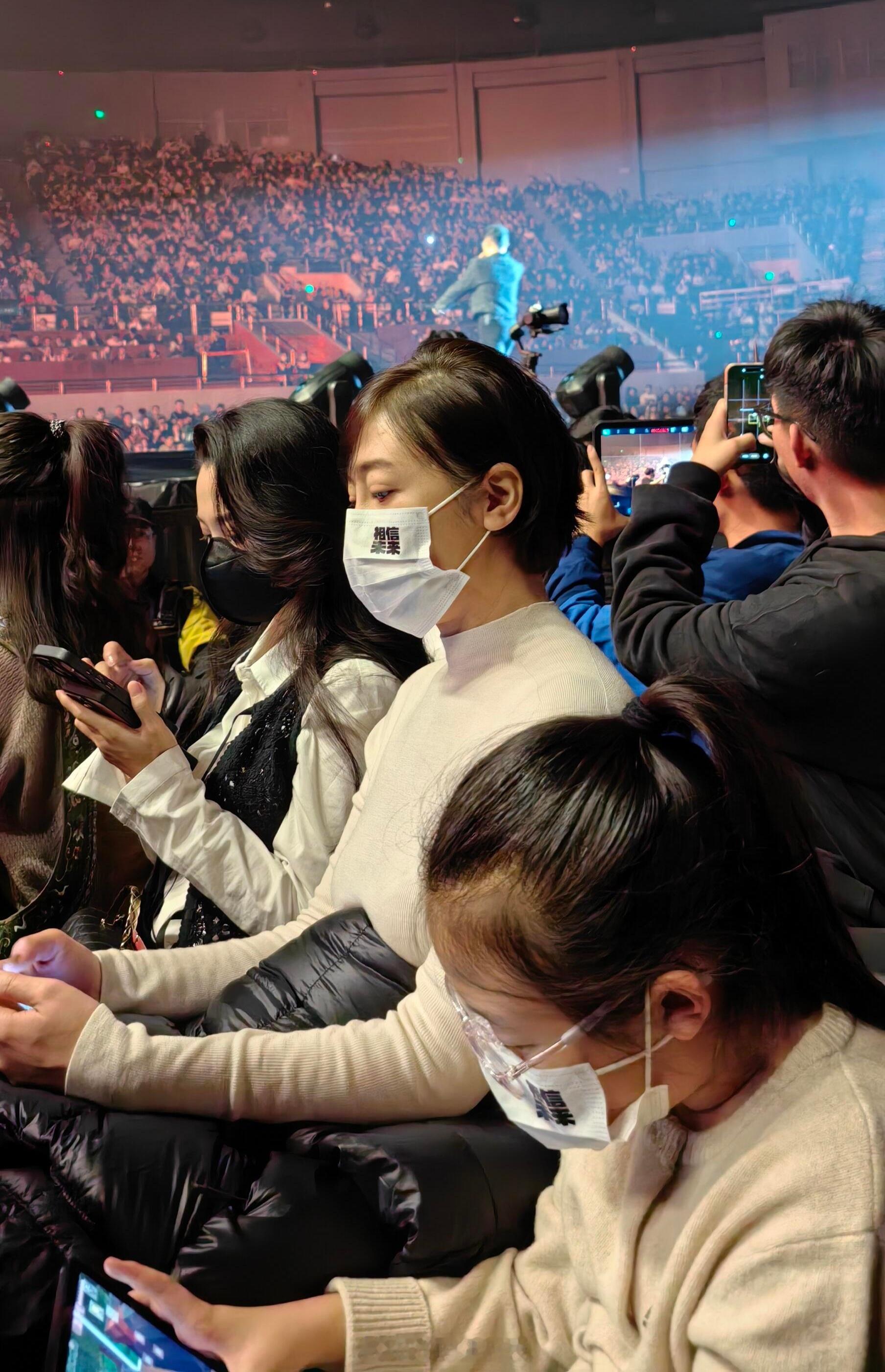 森林北现身汪峰演唱会汪峰演唱会偶遇森林北森林北现身汪峰演唱会，被夸很漂亮