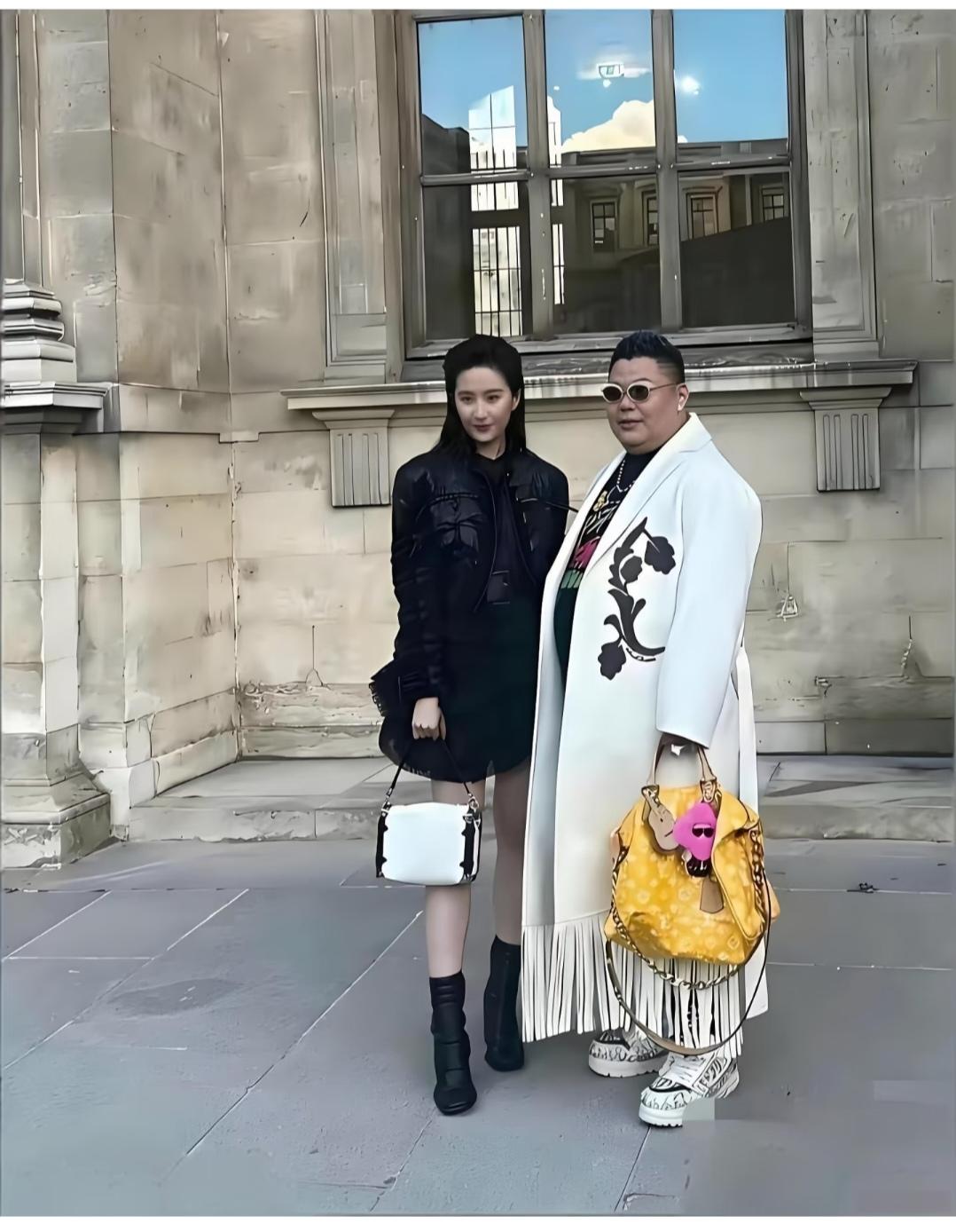 旁边这位，提LV限量款的土豪，要是管理一下身材就更好。