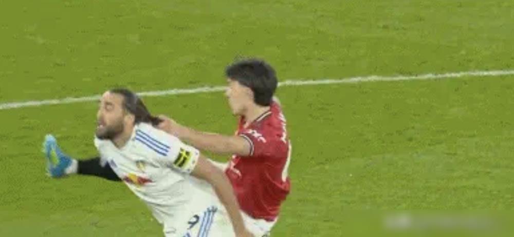 别再争论那张红牌了，幼稚。利桑德罗那一撮头发，扯掉的不是利兹联的马尾，是曼联