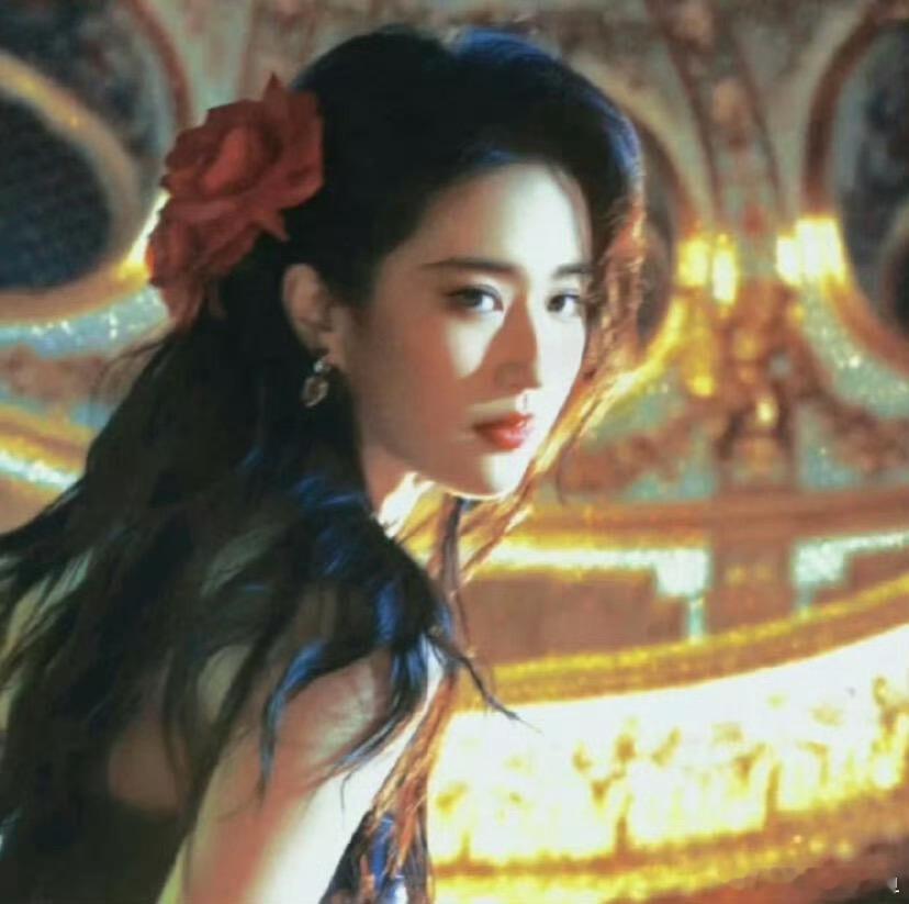 刘亦菲满天星刘亦菲的面相变化也很大，以前是公主现在是女王👸🏻。十几二十岁的眼