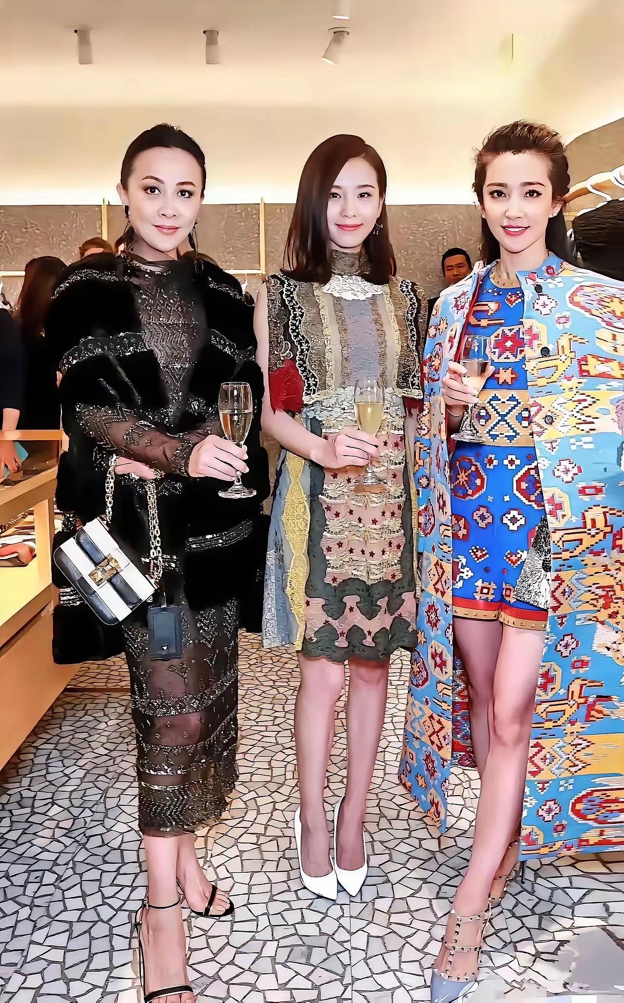 玉女擎金樽，皆是富贵身。华丽妆束伴，高尚纯净心。