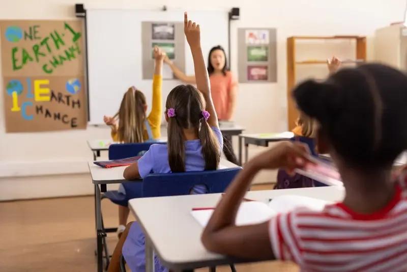 办公室有些教师的行为让人反感：学生违纪，有些教师喜欢就罚他们站在办公室里，一站