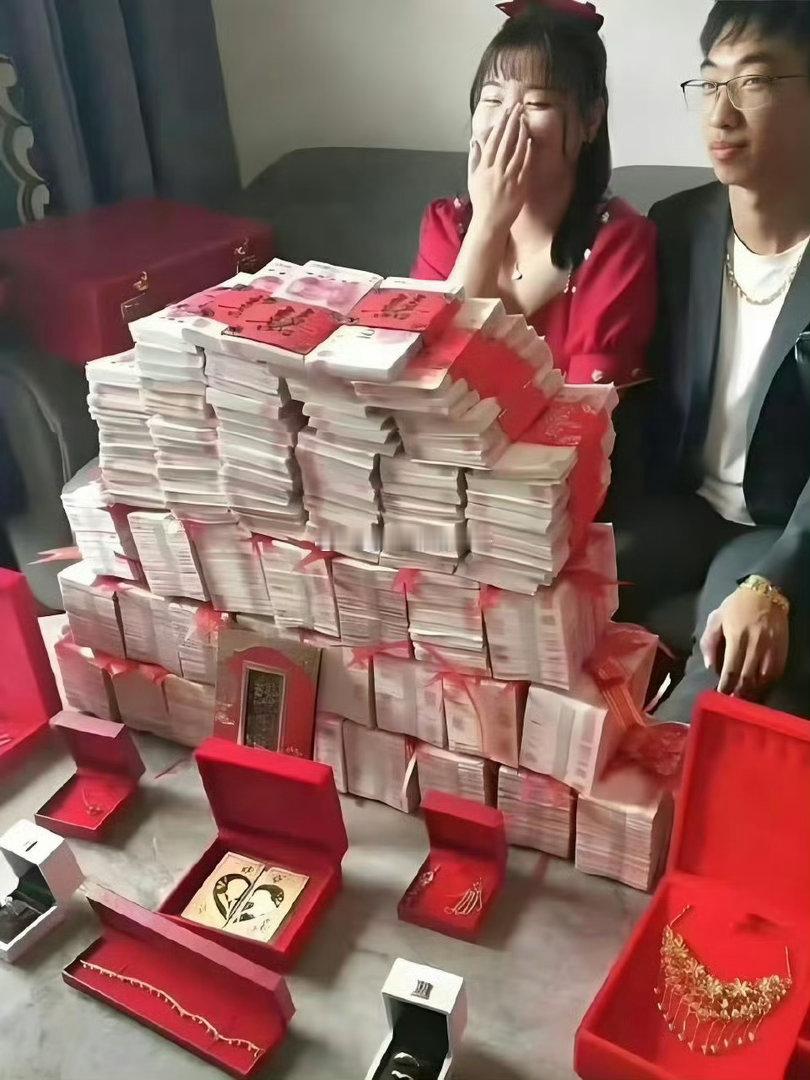 新娘笑得合不拢嘴了，这100%是嫁给了幸福。