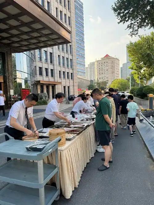 今天下午再去大厨摊上取餐，想找那个熟悉的女服务员，结果人家说她已经辞职了。我