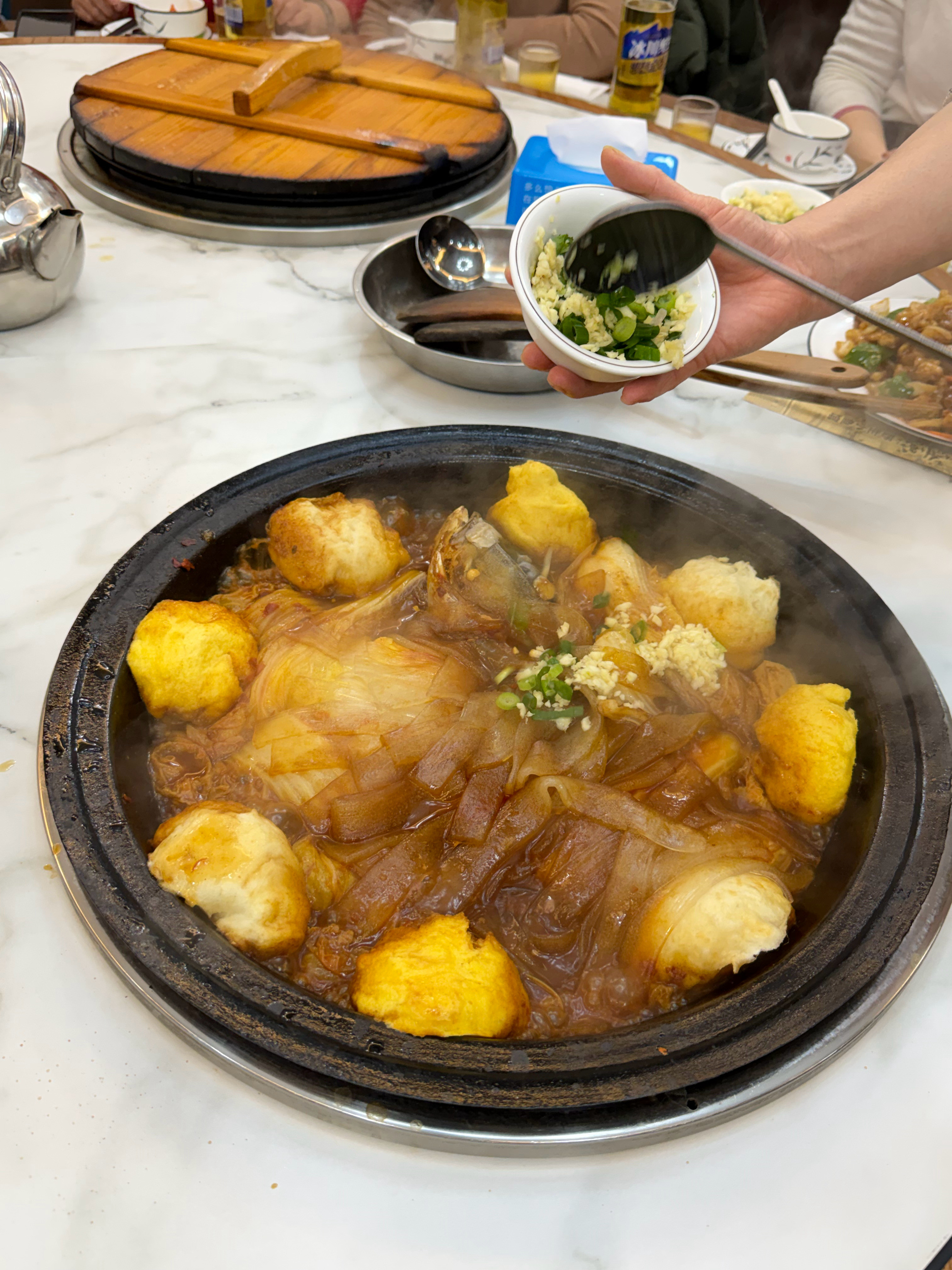 热气腾腾的中国年有谁能说出第三道菜是什么吗？猜对有红包