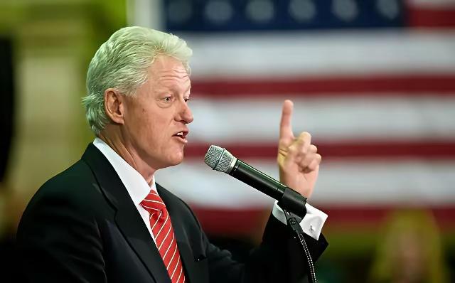 他的意气风发，停留在了三十多年前！不到50岁的克林顿，那个时期真的得意，人生达