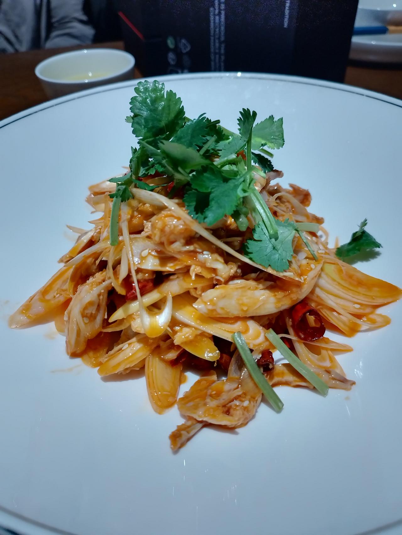 在外边吃饭，这一个四人餐原价六百多，团购价三百一十八，里边最贵的就是那条老虎斑，