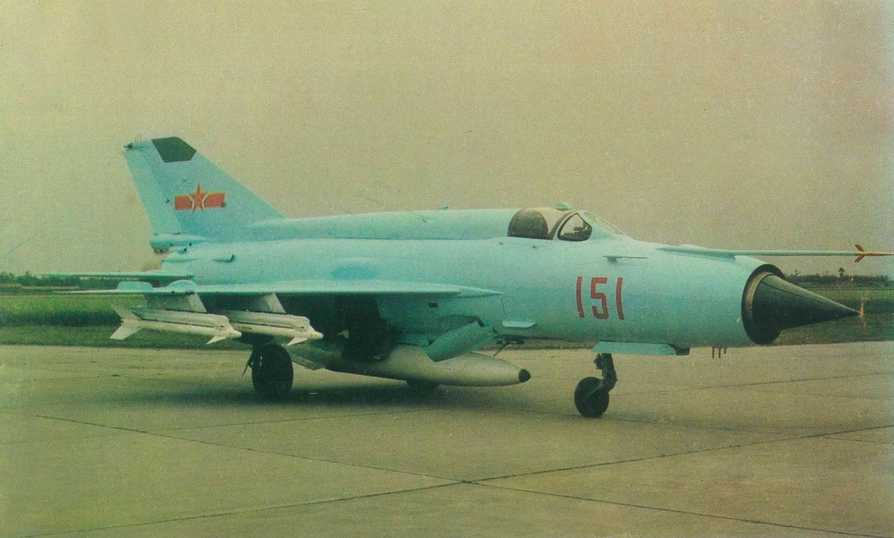 少见浅色涂装的歼七Ⅲ型歼击机——总的来说，该机不太成功，或者说与咱们的期望值