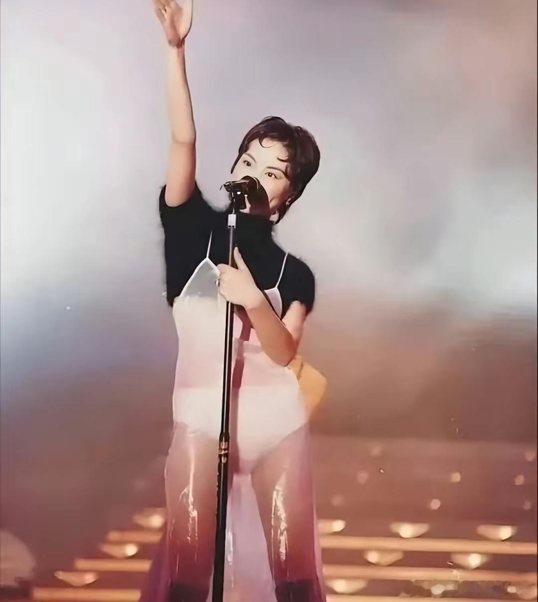 王菲太敢突破了，1994年就身穿透明裙子在舞台上演唱，一下子惊艳全场！