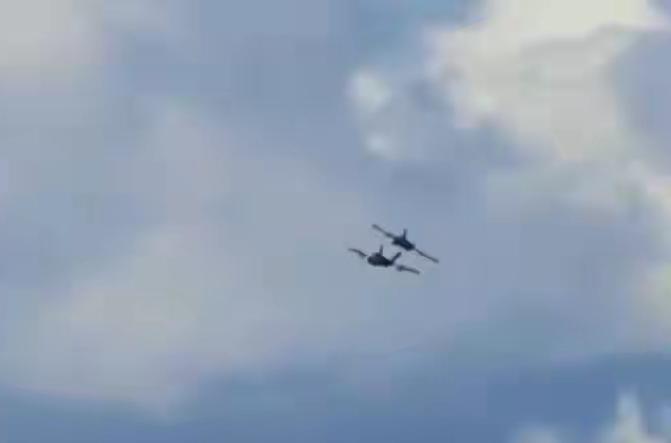 又出事了！美2架战机飞行表演时相撞坠毁，EA-18G中看不中用北京时间5月1