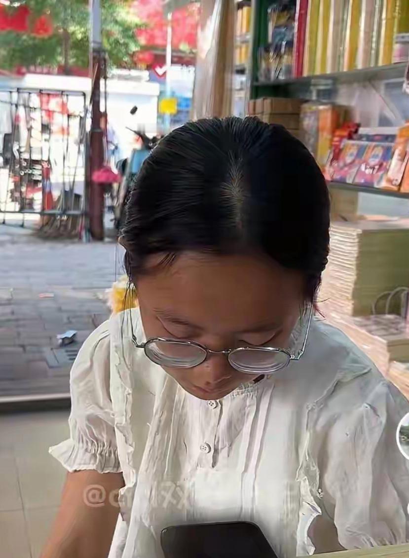 广东佛山，一个读初一的女孩，跟着爸妈去广州参加广交会。本来是去看看热闹、涨涨见识