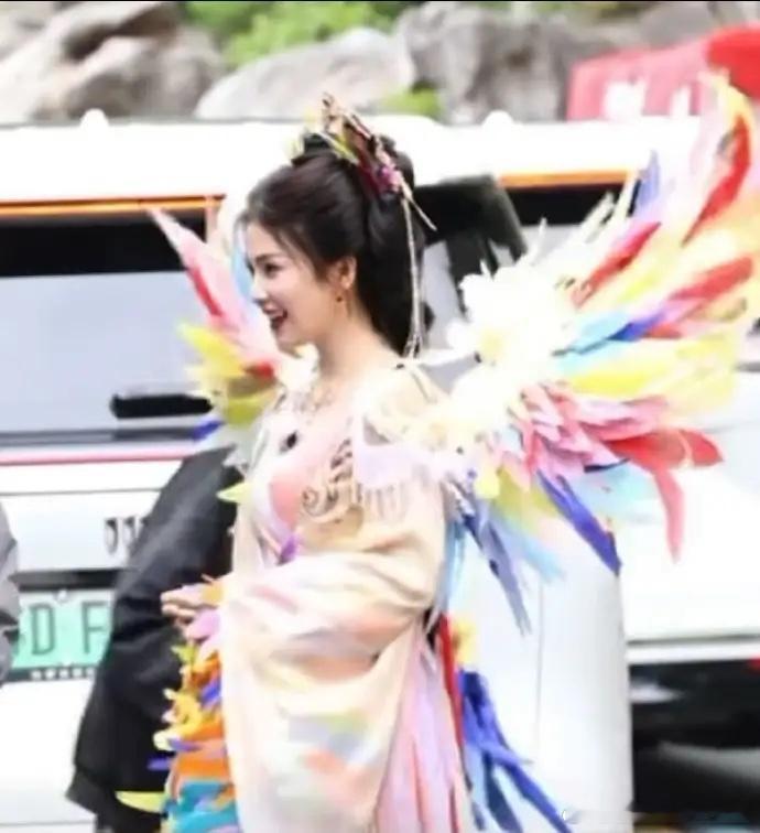 白鹿在常州录制奔跑吧，她这回搭配的很漂亮，气质格外的出众。白鹿穿了一身彩色的古装